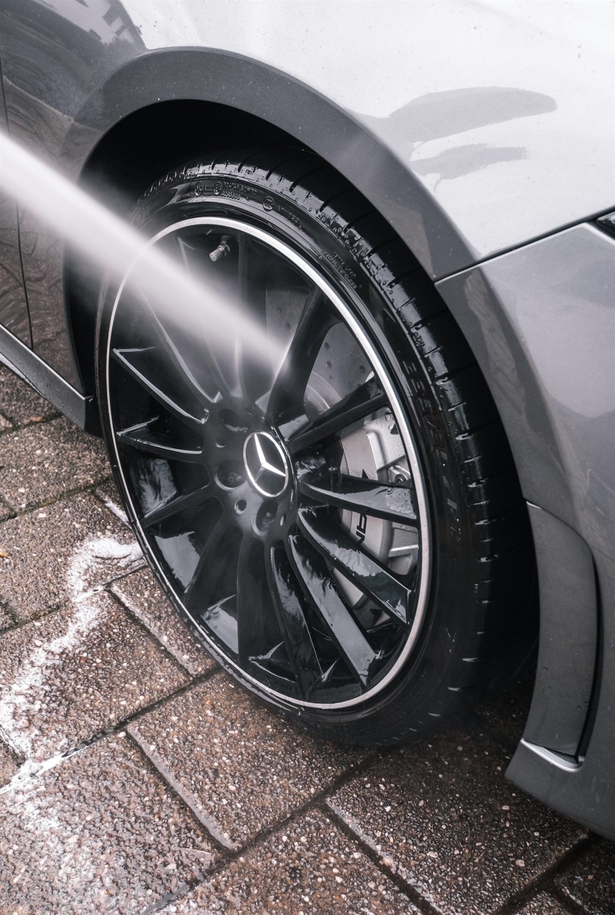 Mobile detailing wheel cleaning service